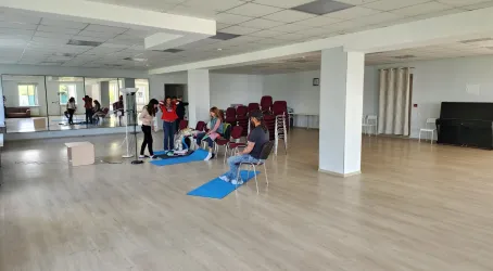 танцевальный зал в 150 кв.м. с зеркалами – покрытие – ламинат
